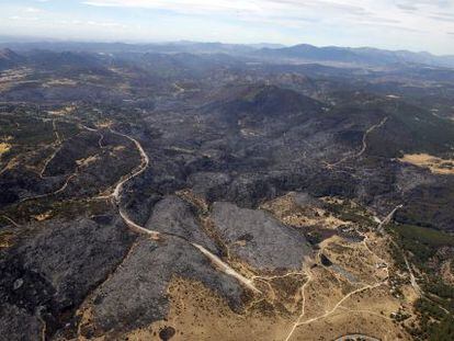 Imagen aérea de la superficie arrasada en el incendio de la sierra oeste.