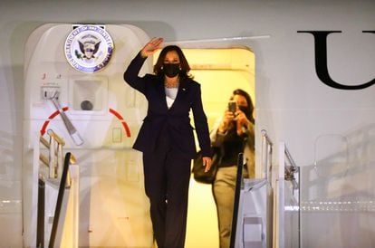 Kamala Harris llega al aeropuerto internacional Benito Juárez en la Ciudad de México.