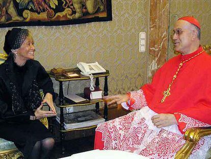 La vicepresidenta Fernández de la Vega, con el secretario de Estado del Vaticano, el cardenal Tarcisio Bertone, el 24 de noviembre pasado.