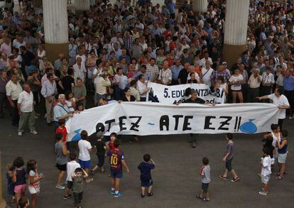 Momento de la manifestación convocada este viernes en Ordizia contra el sistema de recogida de basuras puerta a puerta.