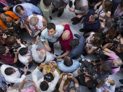 Pedro Sánchez envoltat de militants i de càmeres al congrés del PSOE, aquest dissabte.