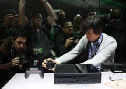Periodistas fotograf&iacute;an una Xbox One. 