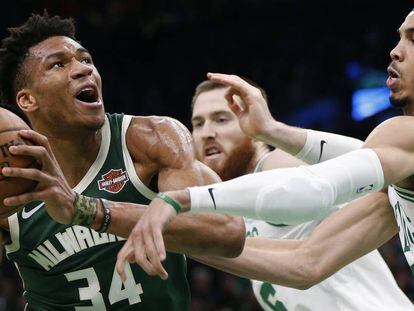 Antetokounmpo, Baynes y Tatum.