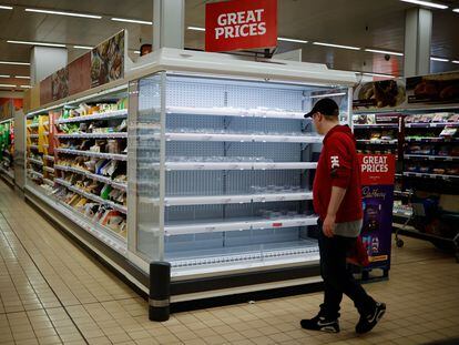 Un cliente mira una estantería vacía en un supermercado de Londres el pasado mes de septiembre.