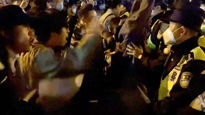 Fragmento del vídeo de un testigo de las protestas de Shanghái contra la política de cero covid, este sábado por la noche.