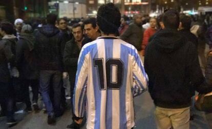 La 10 de Argentina entre los hinchas napolitanos en el Bernabéu.
