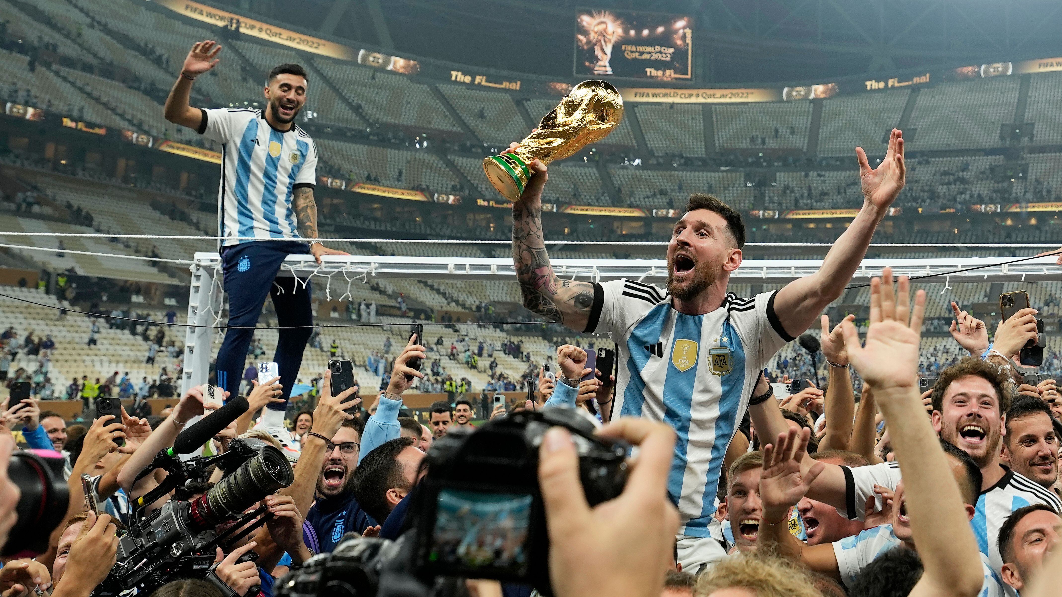 Messi celebra en el estadio Lusail con una imitación de la Copa del Mundo.