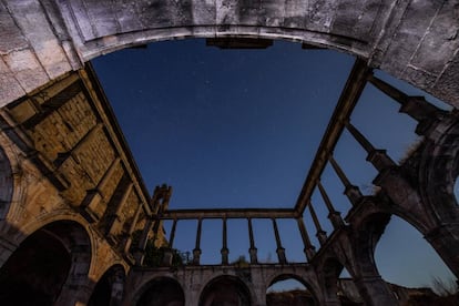 Vista nocturna del claustro de San Antonio de Padua.