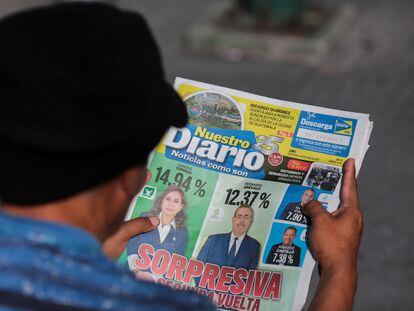 Un hombre lee un periódico el lunes con los resultados electorales en Ciudad de Guatemala.