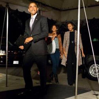 Barack Obama llega con su familia a la Casa Blanca tras la noche electoral.