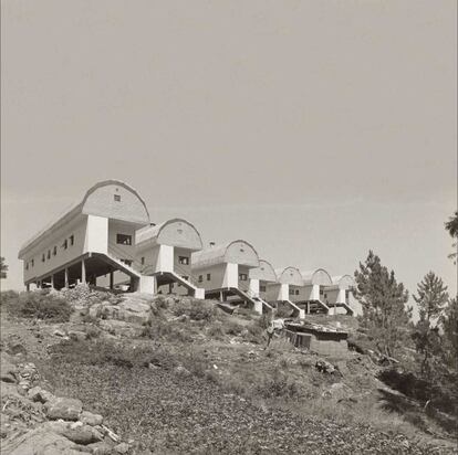 Viviendas para gitanos en Campañó, Poio, Pontevedra (1970-1972), de Pascuala Campos de Michelena y César Portela.