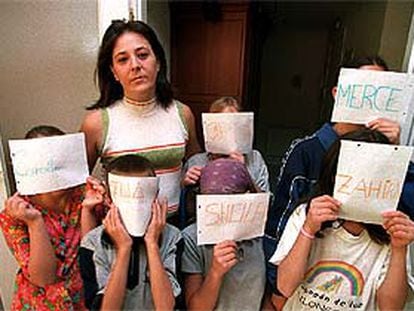 Carmen Gallú, junto a sus seis hijos en su casa del barrio de Moratalaz.