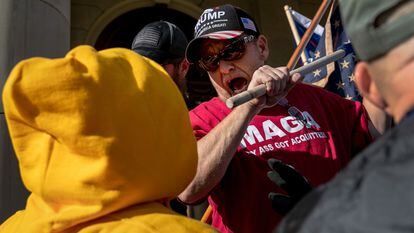 Un seguidor de Donald Trump amenaza con golpear a un manifestante en Míchigan, el 7 de noviembre.