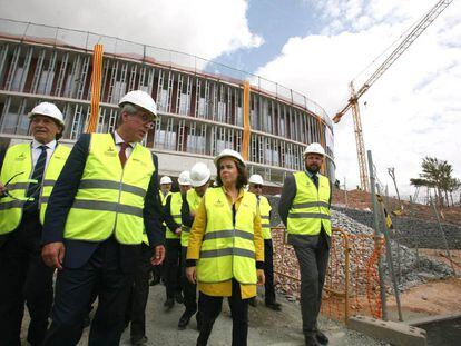 La vicepresidenta del Gobierno, Soraya Sáenz de Santamaría (c), con el alcalde de Tarragona, Josep Fèlix Ballesteros (2i), durante la visita de obras al anillo olímpico.