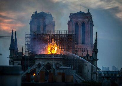 La catedral de Notre Dame sufrió un incendio en la tarde del 15 de abril, que ocasionó la pérdida de la cubierta y la aguja que proyectó Viollet-le-Duc, entre 1844 y 1864. |