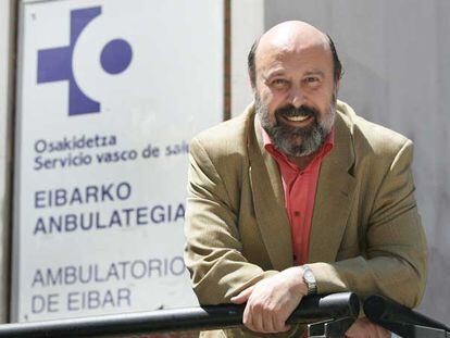 El médico de Atención Primaria, Juan Sánchez, delante de la fachada del ambulatorio de Éibar.