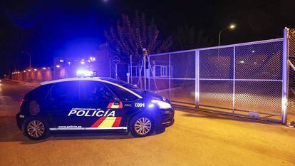 El coche de la Policia que llevó a prisión a dos de los seis policias acusados por el presunto homicidio de Diego Pérez.