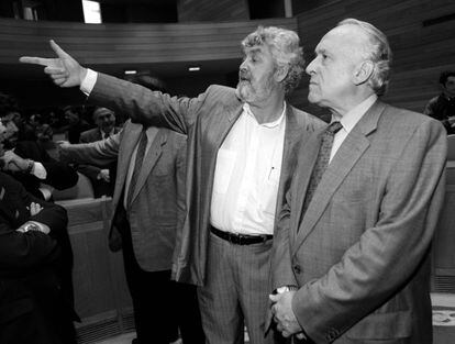 Beiras muestra a Xabier Arzalluz cuál es el sitio que ocupa él en el parlamento de Galicia durante una reunión de nacionalistas en Santiago de Compostela, el 30 de octubre de 1998.