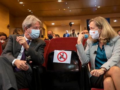 El comisario europeo de Economía, Paolo Gentiloni, y la vicepresidenta económica, Nadia Calviño, este lunes en el Ministerio de Asuntos Económicos en Madrid.