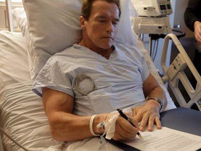 El gobernador del estado norteamericano de California, el actor Arnold Schwarzenegger, abandonó este domingo el hospital de Santa Monica donde ingresó hace cuatro días para ser operado de la fractura en una pierna que se causó esquiando. Schwarzenegger, de 59 años, espera poder andar con muletas cuando el viernes próximo comience su segunda legislatura al frente del Gobierno de California.