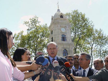 El presidente turco, Recep Tayyip Erdogan, responde a las preguntas de la prensa tras asistir en una mezquita al rezo del viernes en Estambul. 