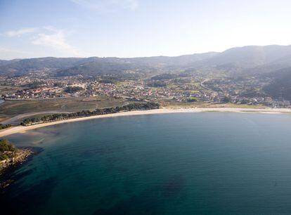 Playa de Ladeira, orientada hacia la Bahía de Bayona (Galicia).