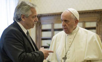 El Papa Francisco y el presidente de Argentina, Alberto Fernández, este viernes en Ciudad del Vaticano.