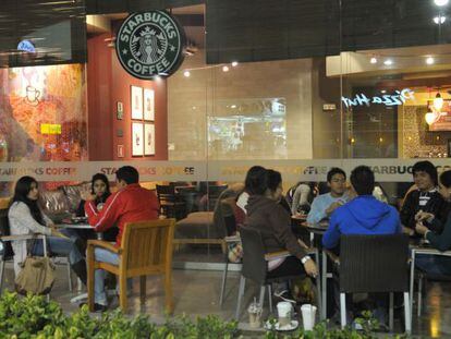 Local de Starbucks en el centro comercial Real Plaza de Trujillo. El auge del comercio minorista es una de las expresiones del progreso económico en las zonas urbanas de Perú.