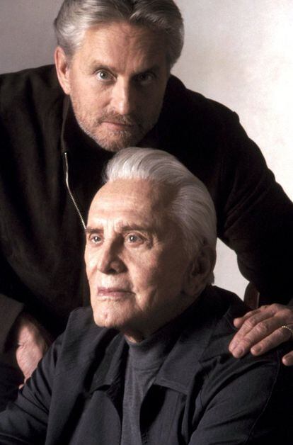 Kirk Douglas junto a su hijo Michael protagonizaron el documental 'Los Douglas, una dinastía en Hollywood', en 2005. La lista de grandes directores con las que ha trabajado está ligada a la época dorada de Hollywood. Están los mejores, excepto John Ford.