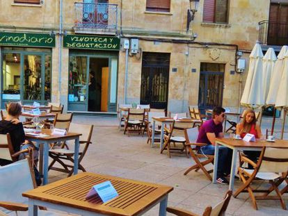 Terraza de Vinodiario, restaurante y vinoteca situado en la salmantina plaza de los Basilios.