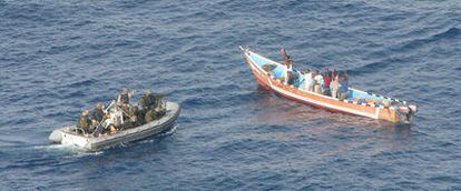 Militares españoles se aproximan al esquife de los piratas que intentaron asaltar ayer el barco noruego.