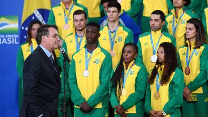 El presidente Jair Bolsonaro recibe a atletas que ganaron medallas en los Juegos Panamericanos.