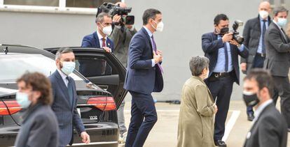 El presidente del Gobierno, Pedro Sánchez, llega a la farmacéutica Hipra en Amer (Girona).