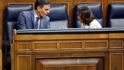 Pedro Sánchez conversaba con la ministra de Defensa, Margarita Robles, en el Congreso, en un pleno celebrado el 21 de septiembre.