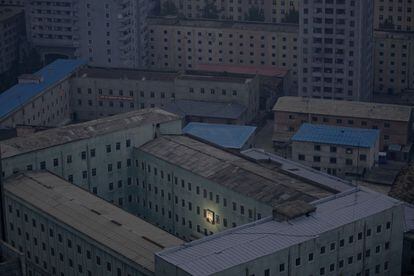 Fotografía premiada dentro de la categoría de 'Vida diaria', en la que se muestra un retrato de fundador de Korea del Norte, Kim Il-Sung, que decora un edificio de la capital Pyongyang, el 5 de octubre pasado.