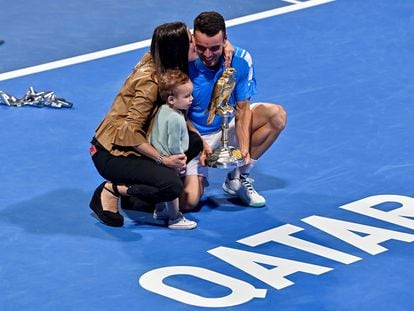 Bautista posa junto a su mujer y su hijo con el trofeo de campeón en Doha.