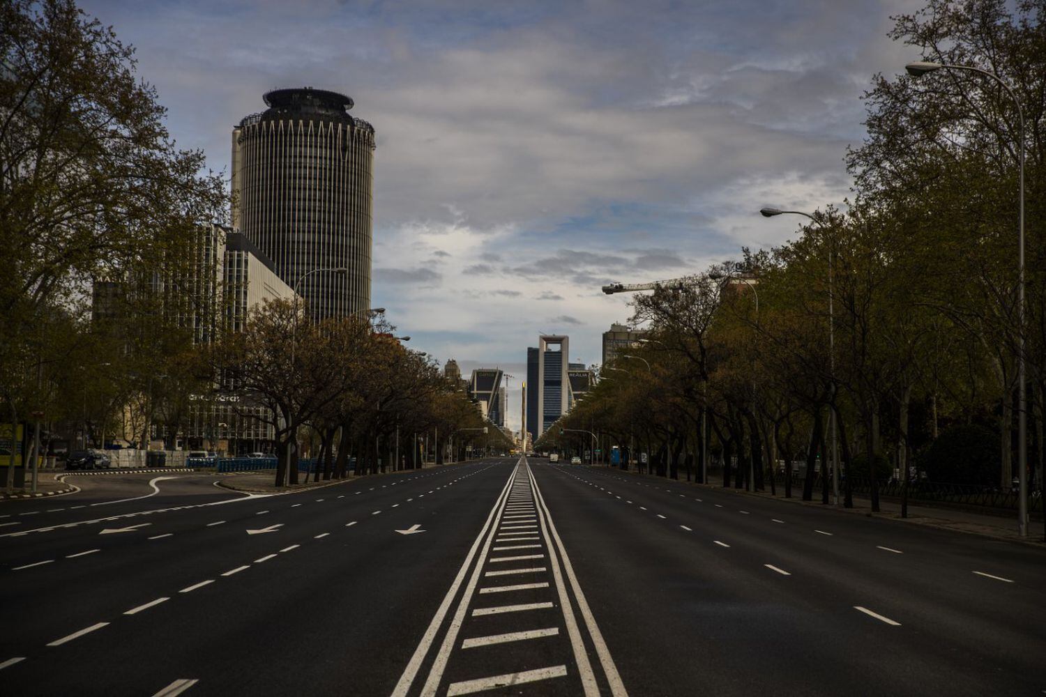 Paseo de la Castellana con las Torres Kio y las Cuatro Torres de fondo el martes 24 de marzo a las 10:43 horas.