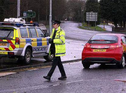 Un policía inspecciona los alrededores de la base militar atacada en Irlanda del Norte