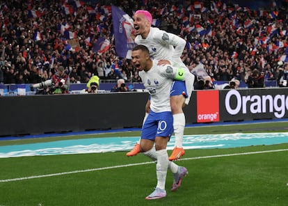 Mbappé y Griezmann celebran el primer gol en el Francia-Países Bajos (4-0), obra del delantero del Atlético.