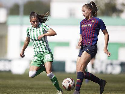 Lieke Martens conduce el balón ante Nuria Ligero durante un Betis-Barcelona, en Sevilla.