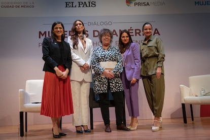 Eleonore Caroit, diputada francesa, María Emma Mejía, ex secretaria general de UNASUR y ex canciller de Colombia, Gabriela Warkentin, moderadora de la mesa, Myriam Méndez Montalvo, coordinadora de Valiente es Dialogar, y Marcela Aguiñaga, prefecta del Gobierno provincial de Guayas (Ecuador), durante el segundo panel del diálogo 'Mujeres de América por los derechos y el bienestar', en Ciudad de México, el 31 de mayo de 2023.