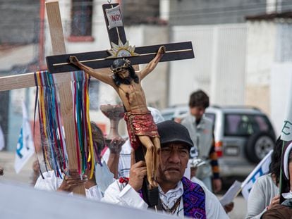 El sacerdote Marcelo Pérez Pérez, buscado por participar en el secuestro de 21 personas, durante una marcha por la paz en San Cristóbal de las Casas, el 5 de julio de 2022.