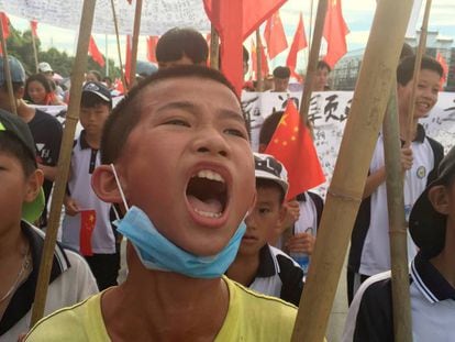Protestas de los aldeanos este martes en el pueblo chino de Wukan.