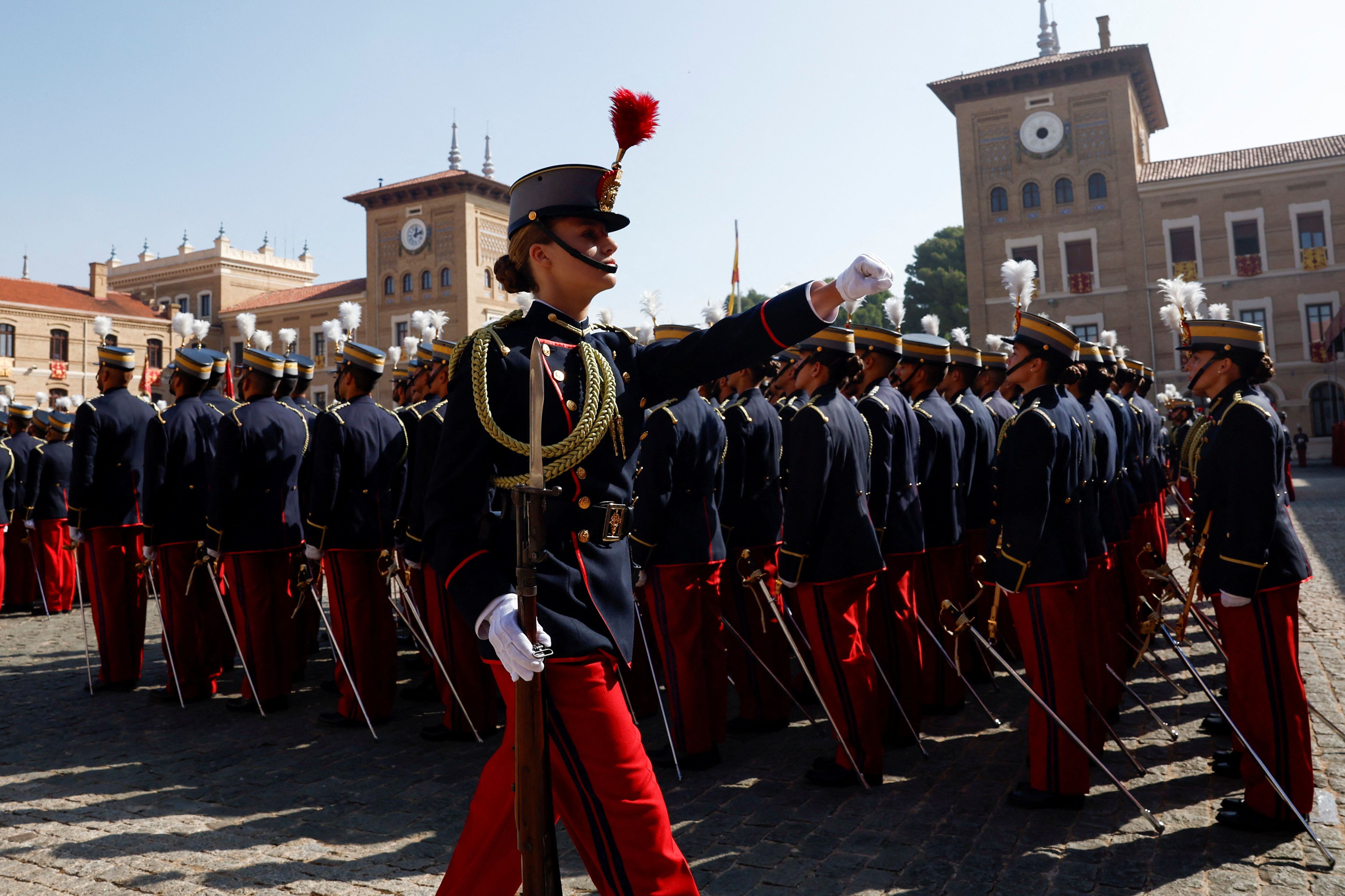 La princesa Leonor, tras besar la bandera en la Academia Militar de Zaragoza, este sábado.