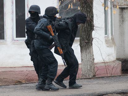 Un detenido durante la ola de protestas en Kazajistán este sábado.