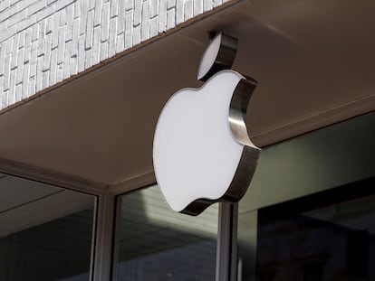 FILE PHOTO: FILE PHOTO: Logo of an Apple store is seen as Apple Inc. reports fourth quarter earnings in Washington, U.S., January 27, 2022.      REUTERS/Joshua Roberts/File Photo/File Photo