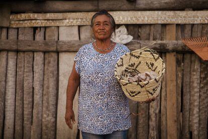Bety Martinez, de 64 años, aprendió a hacer las artesanías tradicionales de su pueblo a los 13 años. A veces pesca, a veces trabaja la tierra. Pero sobre todo hace sus obras y las vende en la carretera.