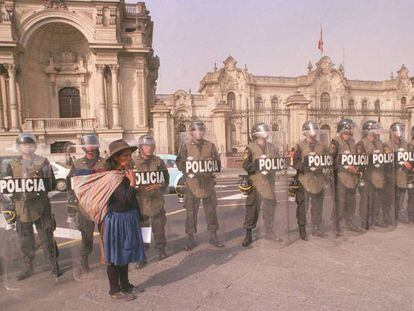 Una peruana ante un cord&oacute;n policial.