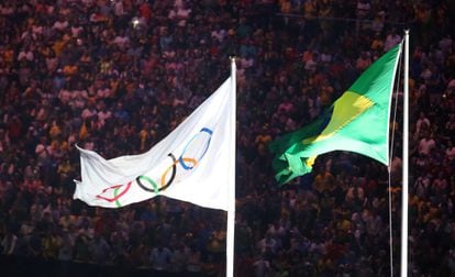 La bandera Ol&iacute;mpica (i) y de Brasil en la ceremonia de inauguraci&oacute;n de los Juegos Ol&iacute;mpicos R&iacute;o 2016.