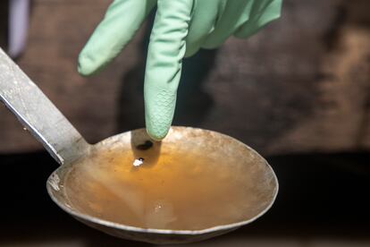 Una vez que se identifican los puntos de agua, se observa el nivel de larvas que existe. Luego, se mide la cantidad necesaria de insecticidas a utilizar para cada punto.